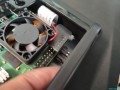 Der Grund dafür ist, dass der PWM Lüfter alle 5V Spannungs-Pins belegt, aber das Display auch eine Versorgung braucht.